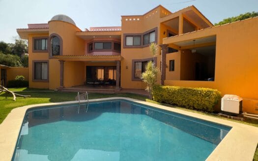 Casa de 2 niveles en Lomas del Sol