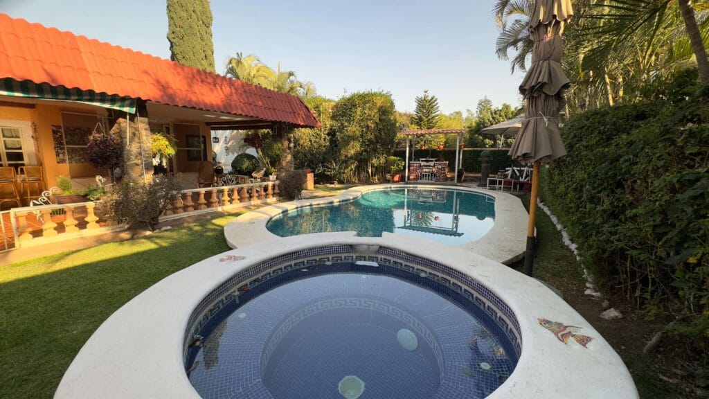 casa con alberca y jacuzzi en venta en lomas de atzingo cuernavaca